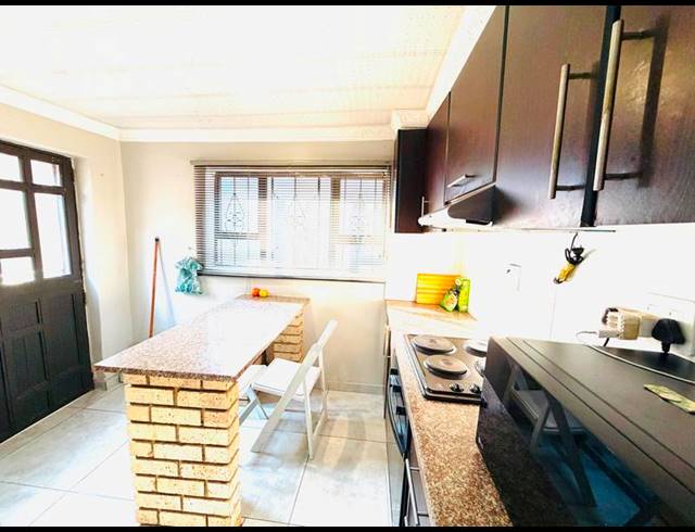 2 BEDROOM HOUSE FOR SALE IN UMLAZI L
